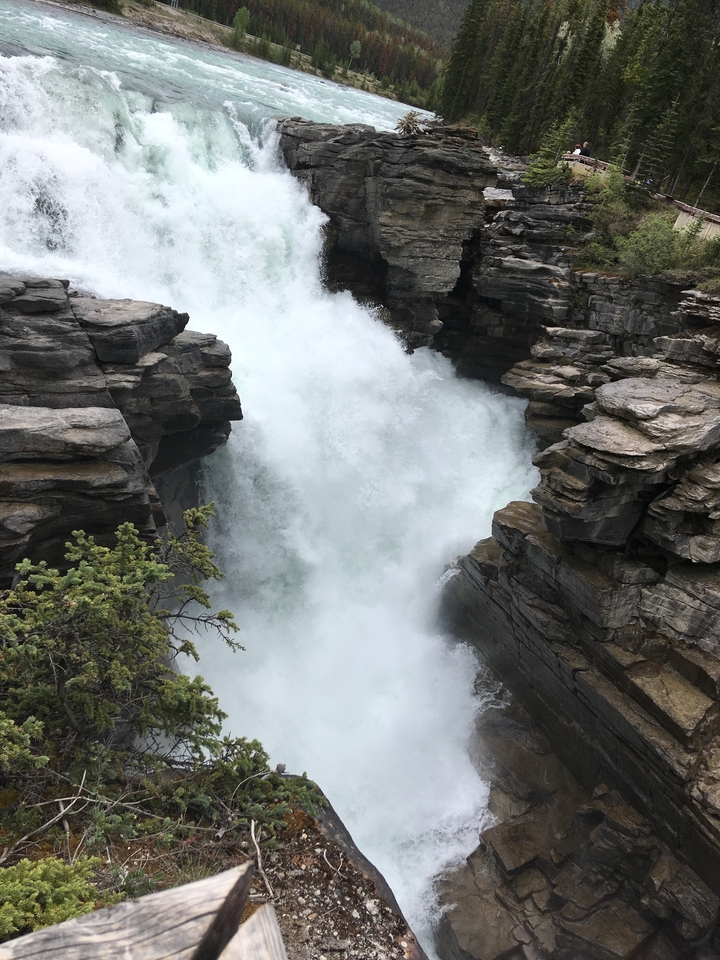 Puissante chute d'eau entre des falaises rocheuses