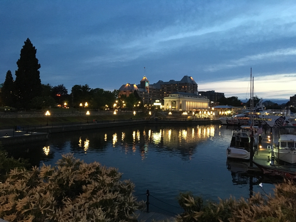 Port avec bâtiments et reflets la nuit