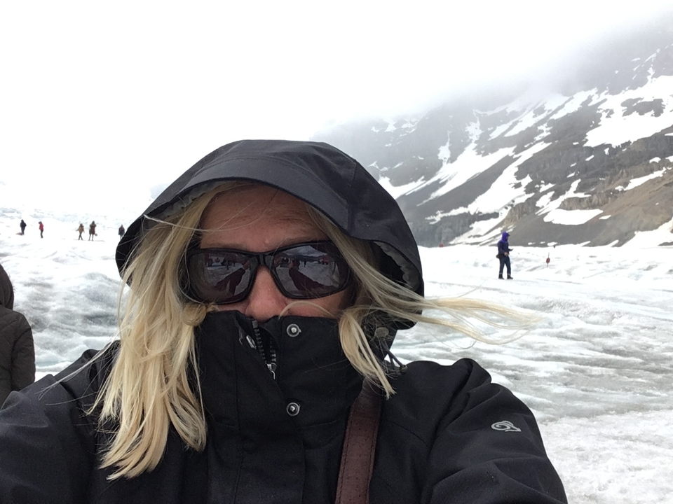 Personne portant une veste dans un paysage enneigé