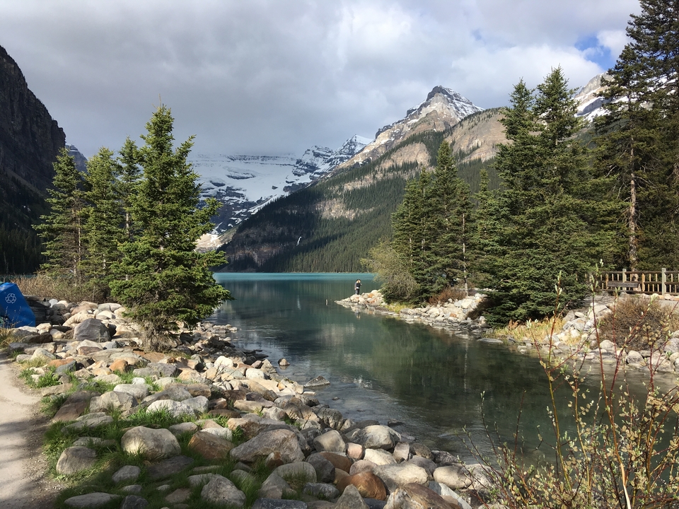 Lac aux eaux claires et montagnes enneigées