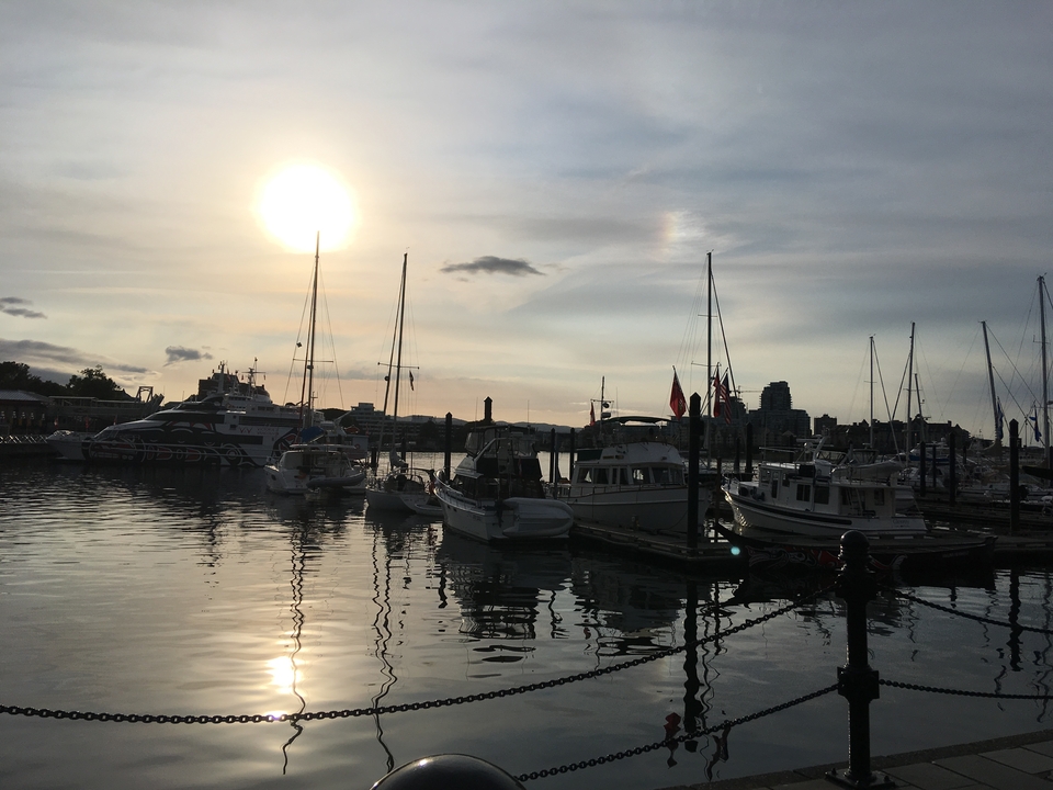Bateaux dans un port au coucher du soleil