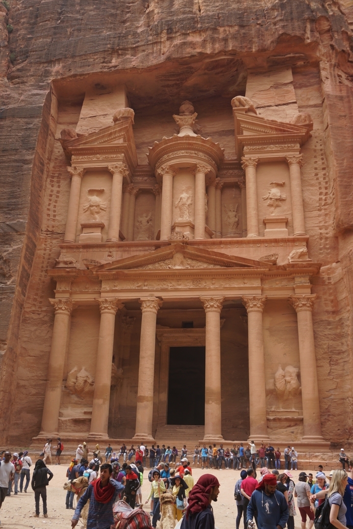 Façade emblématique de Petra avec des sculptures complexes.