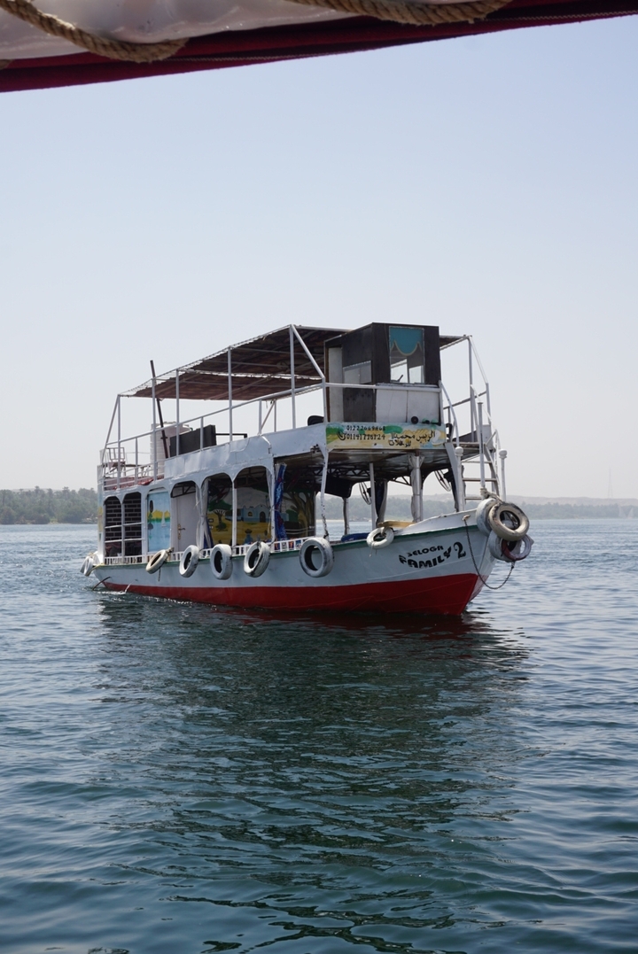 Un bateau sur une rivière avec un décor vibrant.