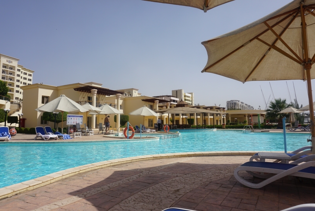 Piscine extérieure de luxe avec chaises longues.