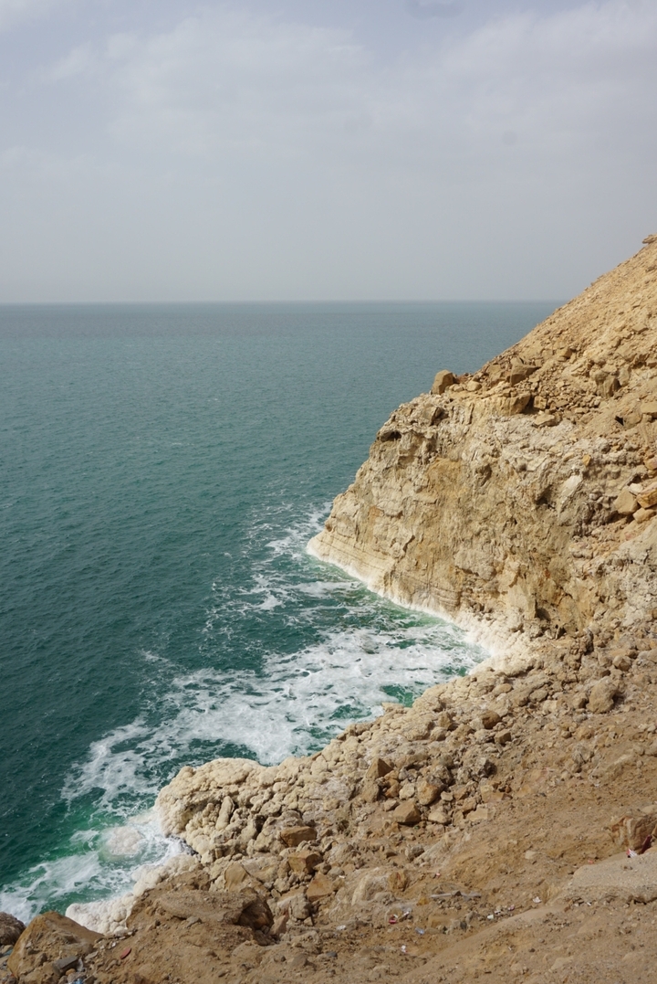 Côte rocheuse avec la mer en arrière-plan.