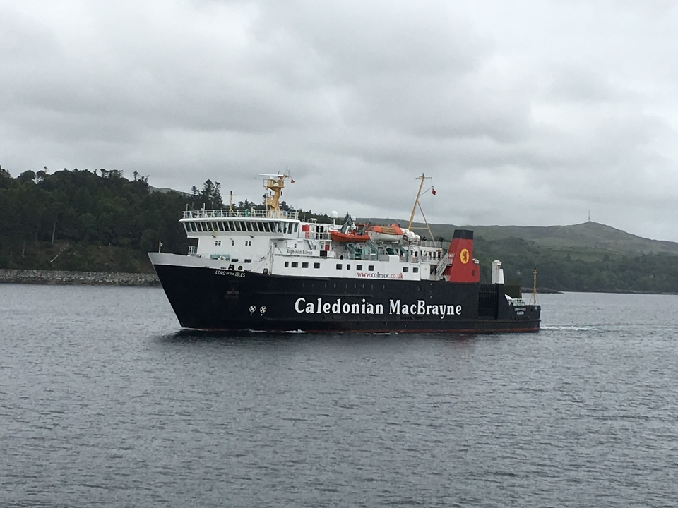 Ferry Caledonian MacBrayne par temps nuageux.