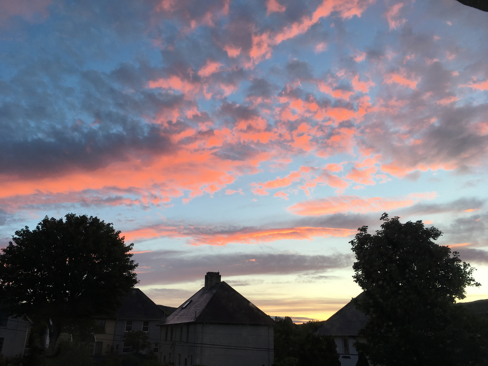 Magnifique coucher de soleil avec des nuages roses et orange.