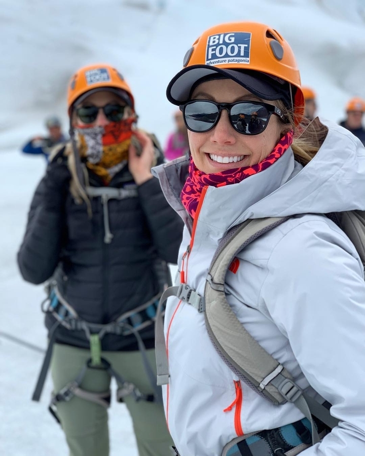 Gros plan d'une personne souriante en tenue de temps froid.