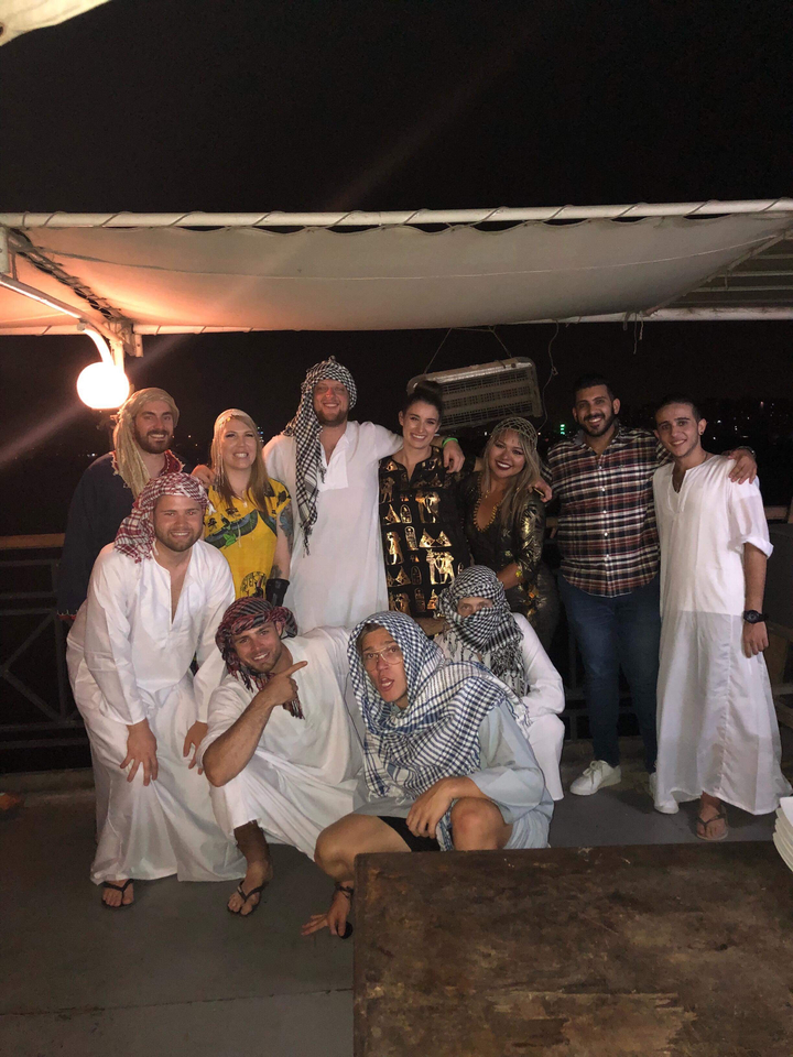 Groupe de personnes vêtues d'habits traditionnels la nuit