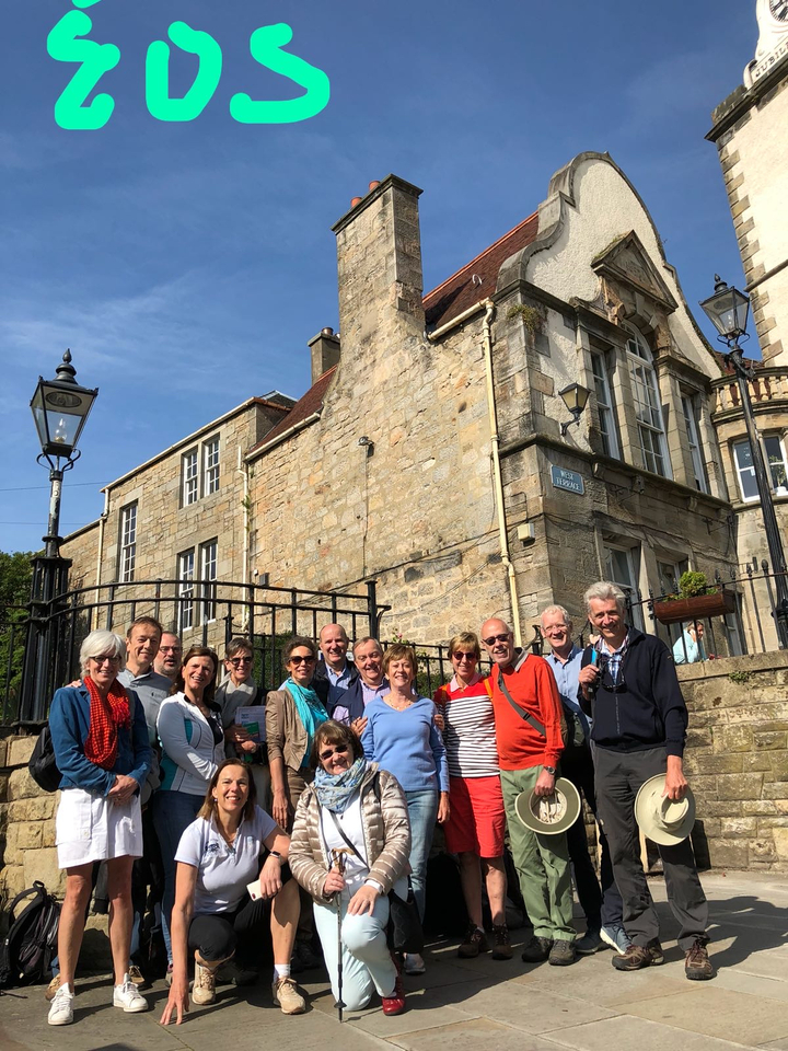 Groupe de personnes âgées devant un bâtiment historique