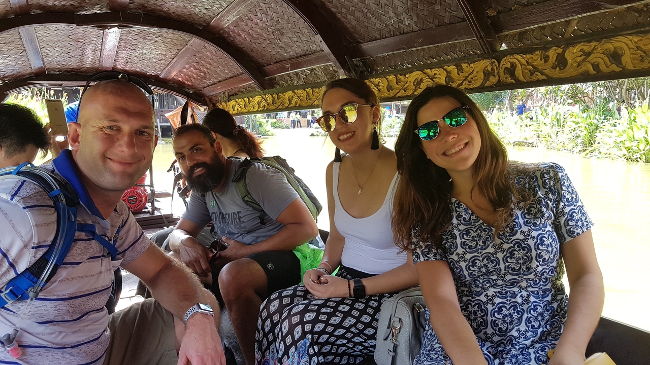 Groupe de personnes assises sur un bateau avec des décorations ornementales à l'intérieur.