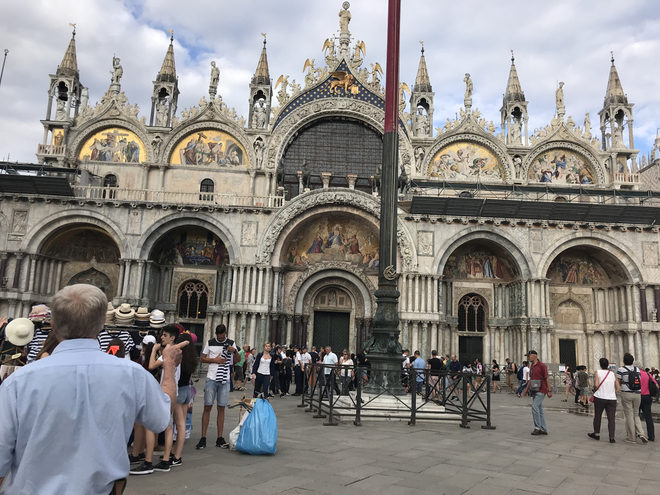Façade de la basilique Saint-Marc avec des touristes.