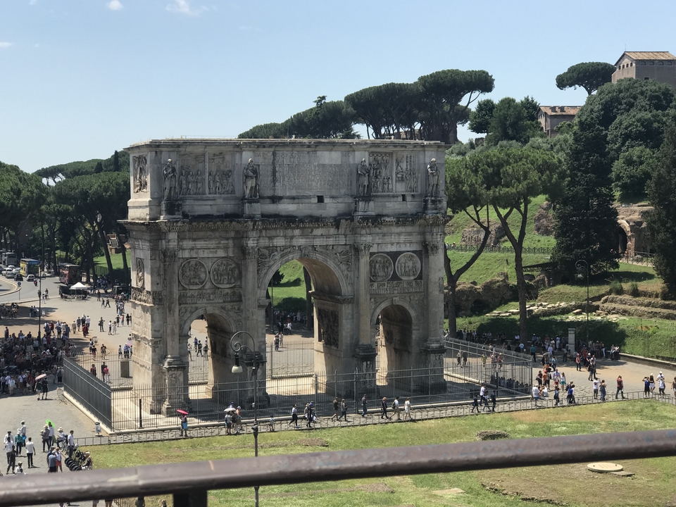 Arc de Constantin avec la verdure environnante.