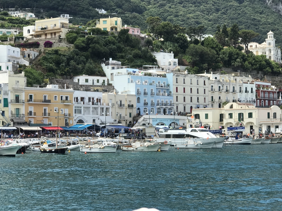 Paysage côtier coloré avec des bateaux amarrés à la marina.