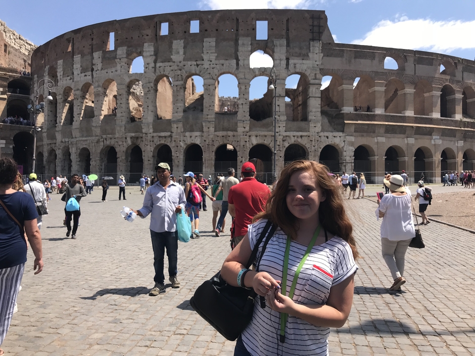 Touriste devant le Colisée à Rome.