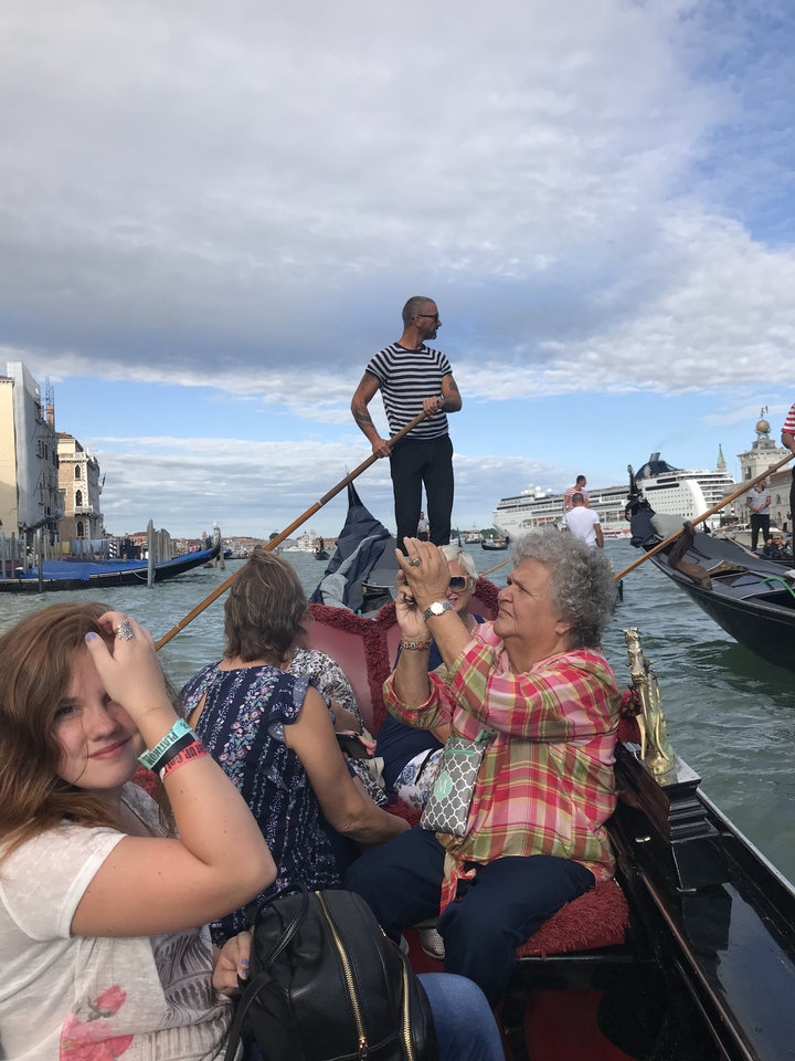 Promenade en gondole à Venise avec un gondolier qui rame.