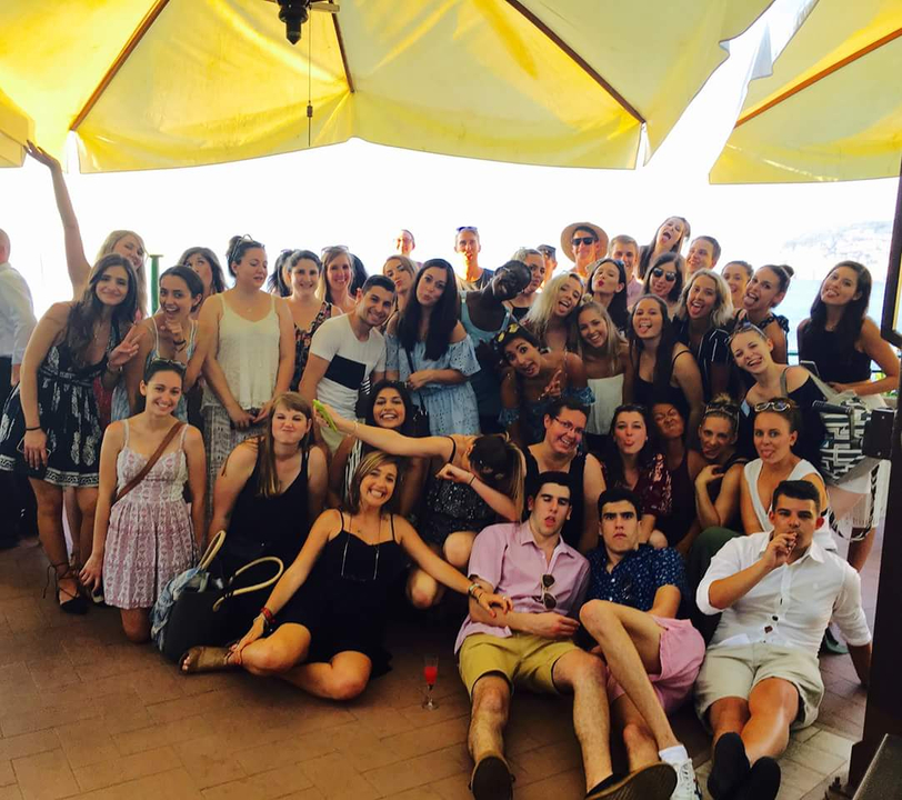 Photo d'un grand groupe à l'intérieur, en plein soleil.