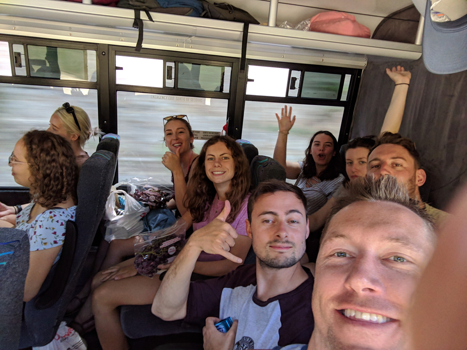 Menschen, die in einem fahrenden Fahrzeug sitzen und ein Selfie machen.