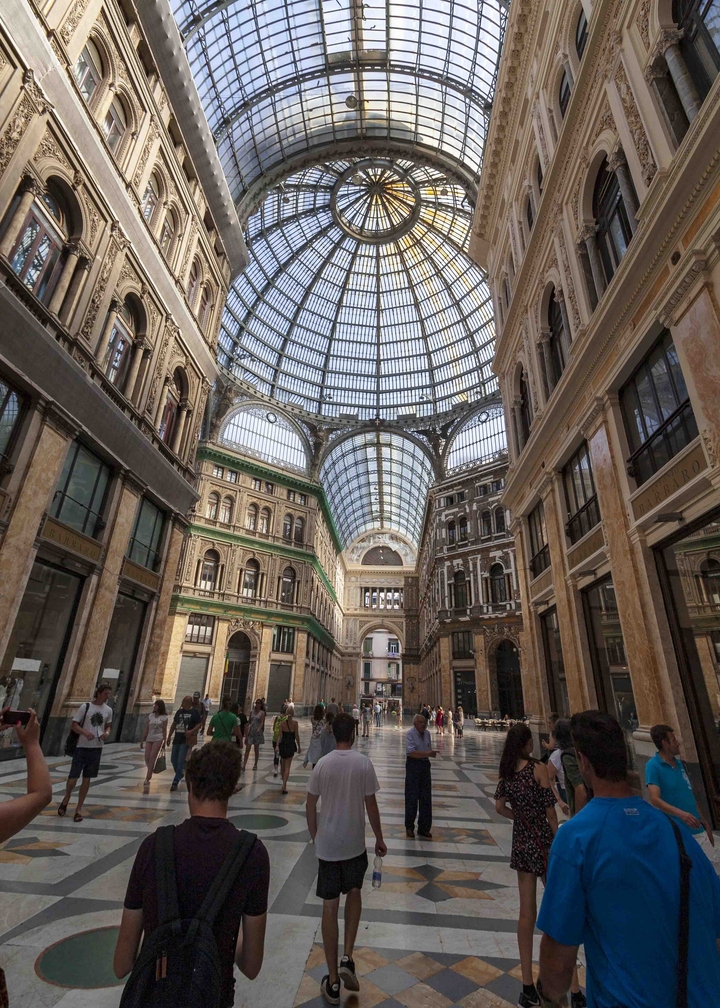 Galerie ornée d'un plafond de verre en forme de dôme.