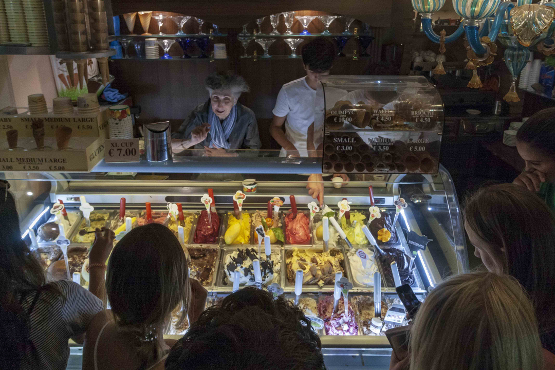 Personnes achetant du gelato dans un magasin.