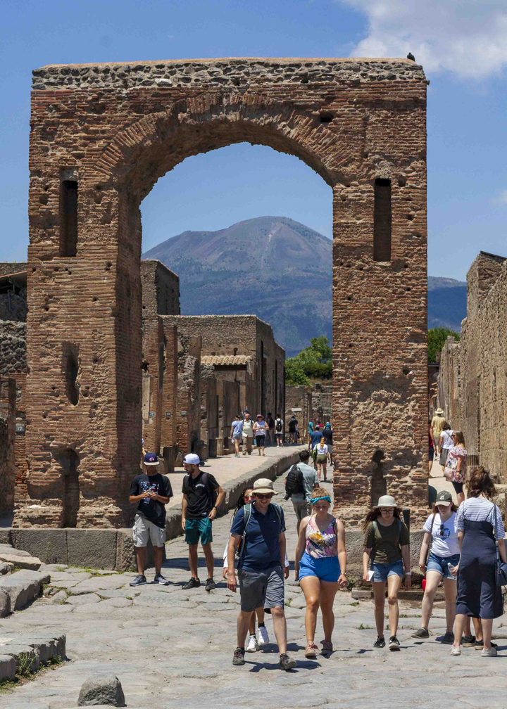 Ruines anciennes avec une montagne en arrière-plan.
