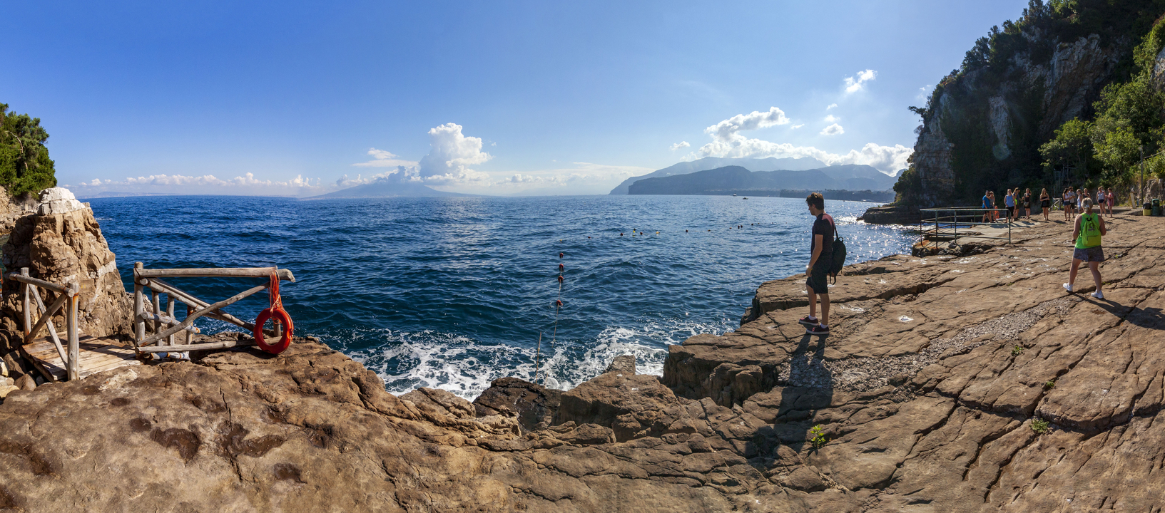 Formation rocheuse côtière avec une personne donnant sur la mer.