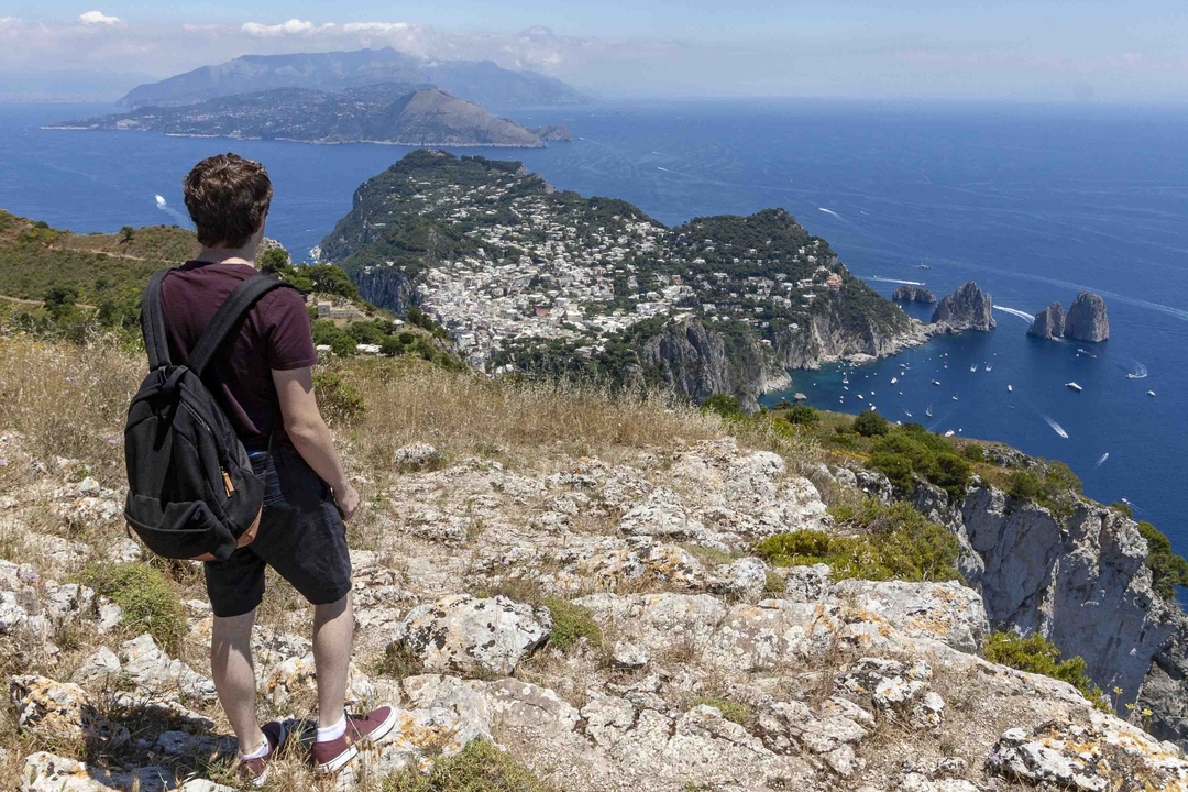 Personne profitant d'une vue d'ensemble d'un littoral et d'une ville.