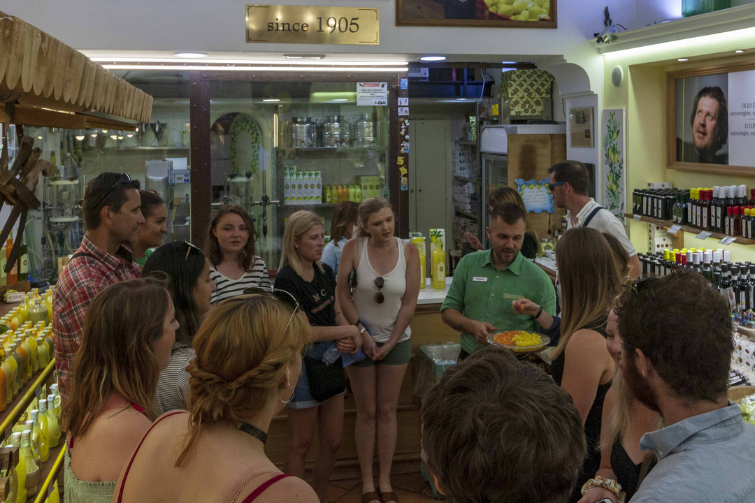 Le groupe écoute un guide dans un magasin de limoncello.