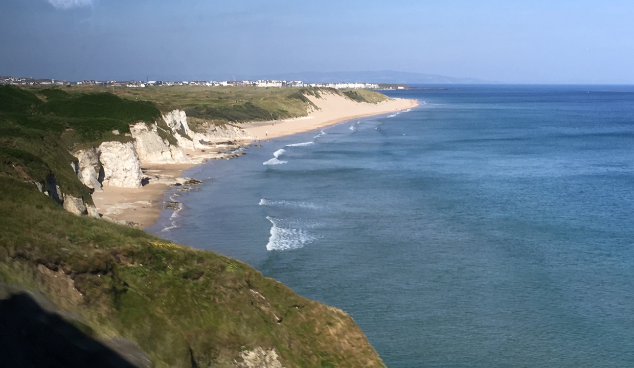 Vue aérienne d'un littoral avec des plages et des falaises.