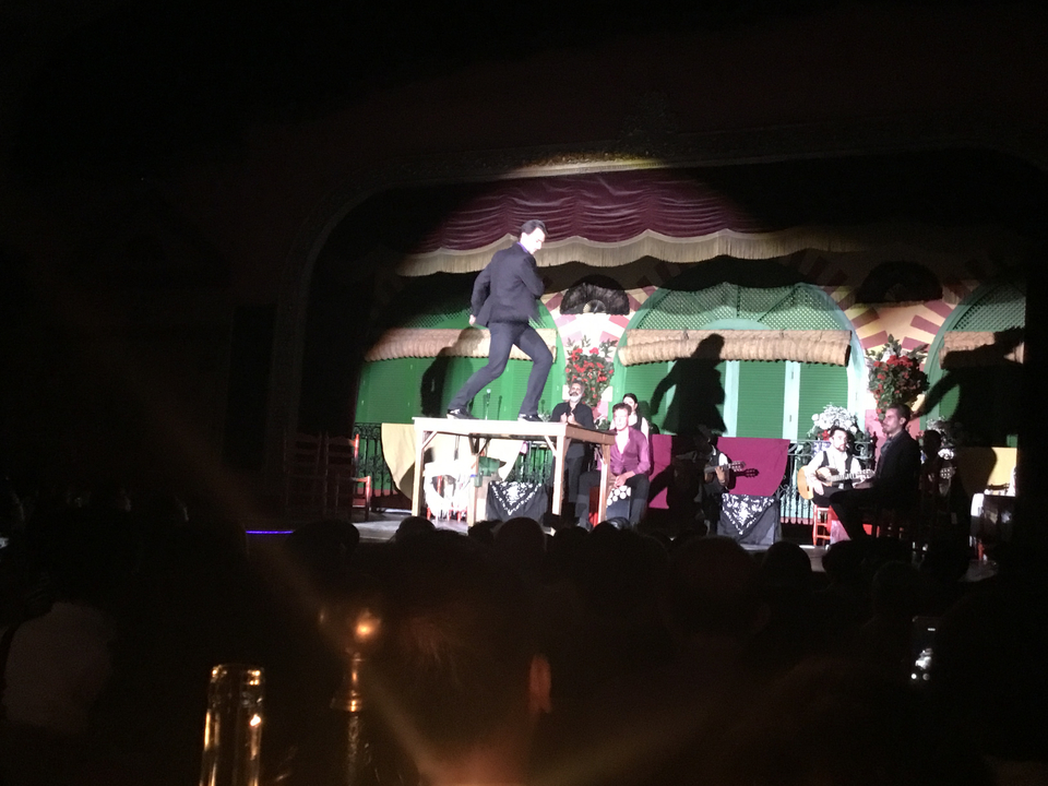 Performance sur une scène avec des gens qui regardent.