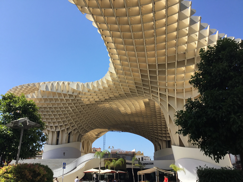 Structure architecturale moderne avec un ciel bleu au-dessus.