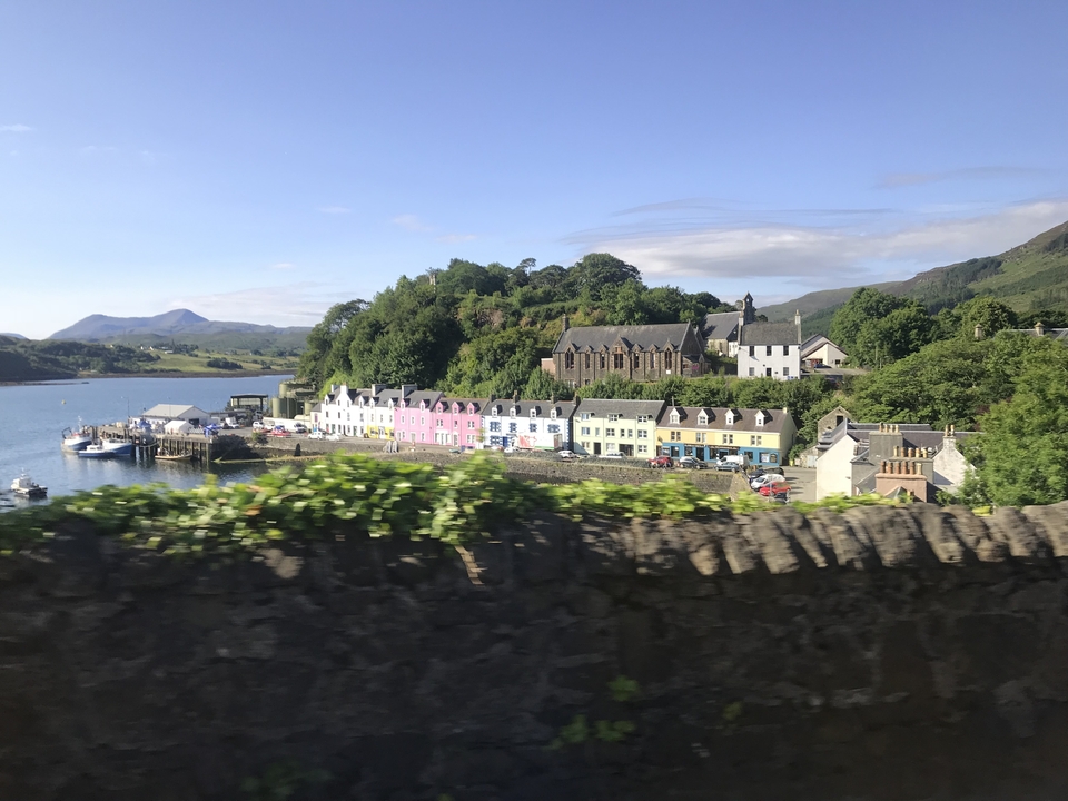 Vue panoramique de bâtiments colorés sur la côte.