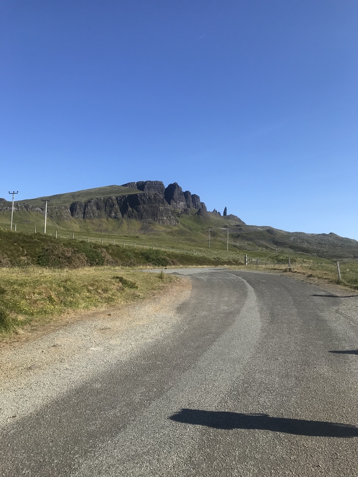 Vue d'un bord de route avec un paysage de montagnes rocheuses.