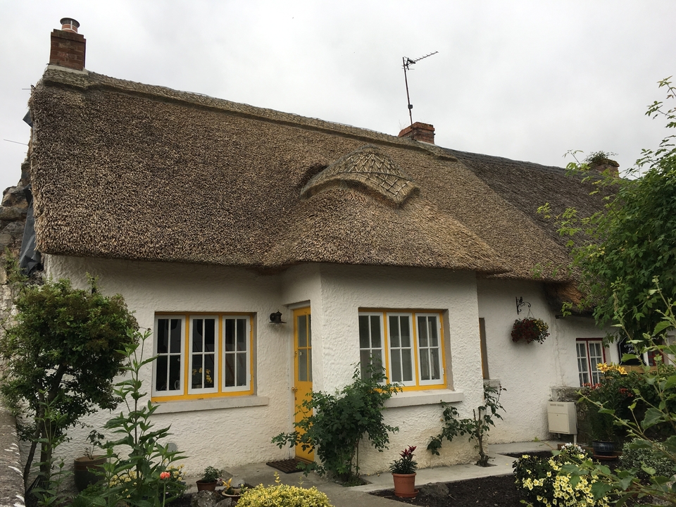 Une maison traditionnelle au toit de chaume.
