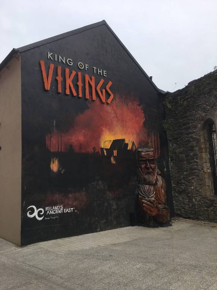 Art mural avec thème viking et statue.