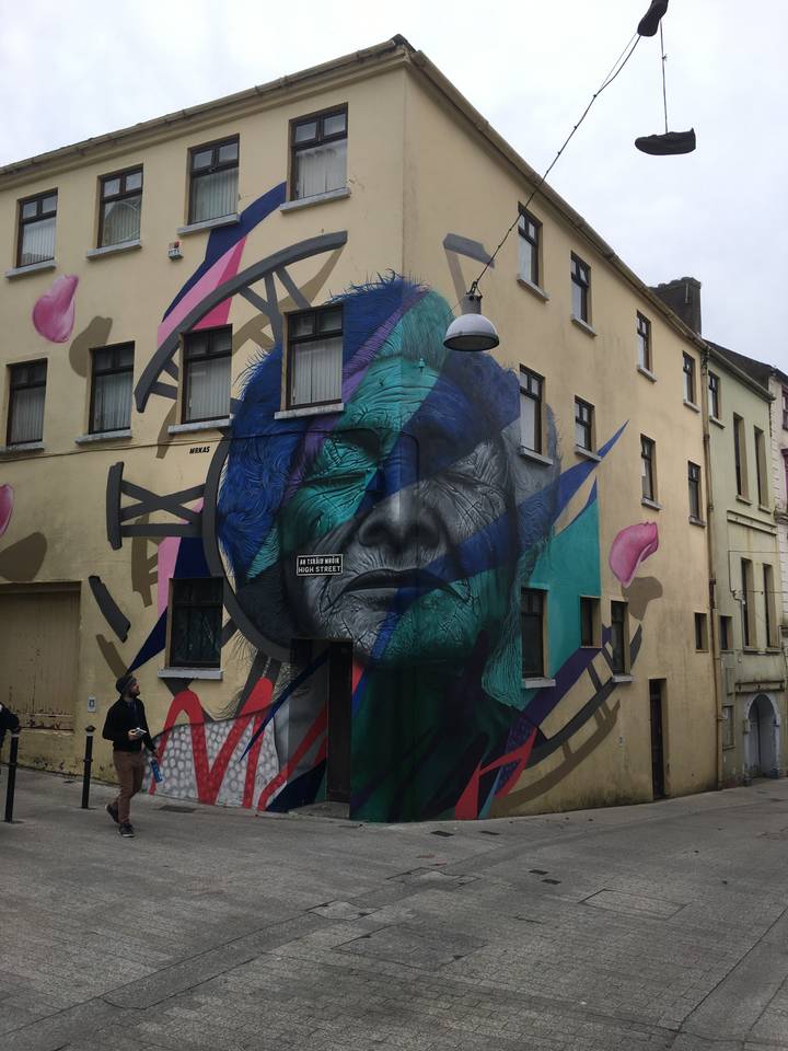 Fresque d'art urbain colorée sur le mur d'un bâtiment.