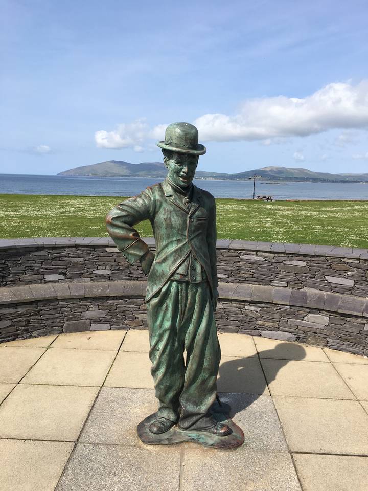 Statue de bronze d'un homme à l'extérieur près de l'eau.
