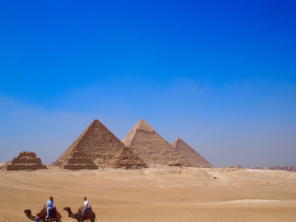 Pyramides sous un ciel bleu clair.