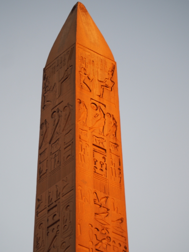 Gros plan d'un ancien obélisque sculpté.