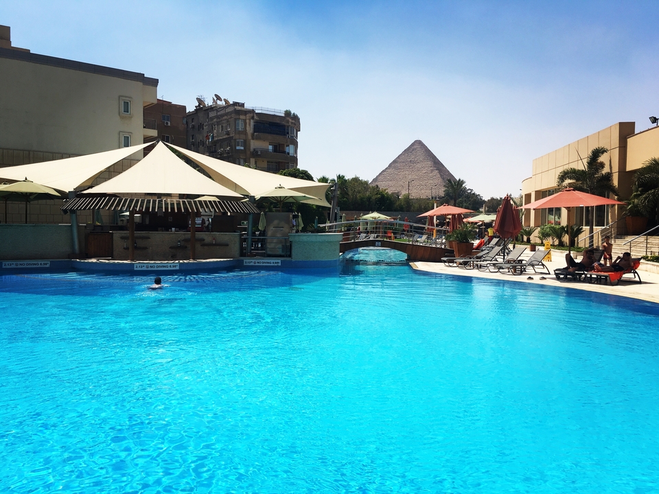 Piscine avec les pyramides en arrière-plan.