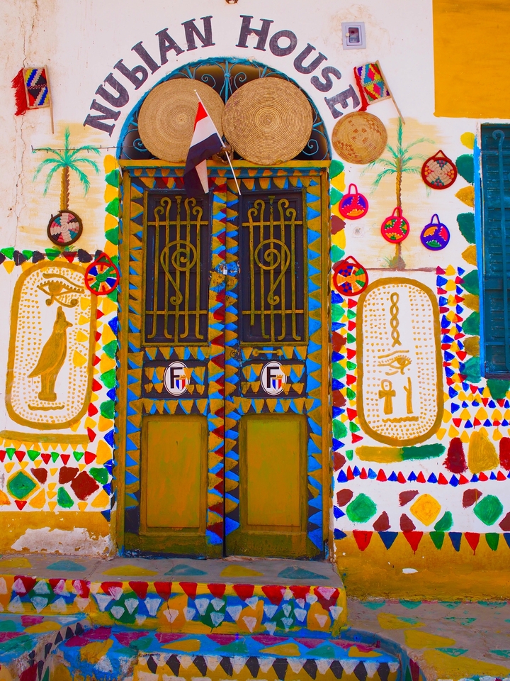 Portes peintes en couleurs avec des motifs égyptiens.