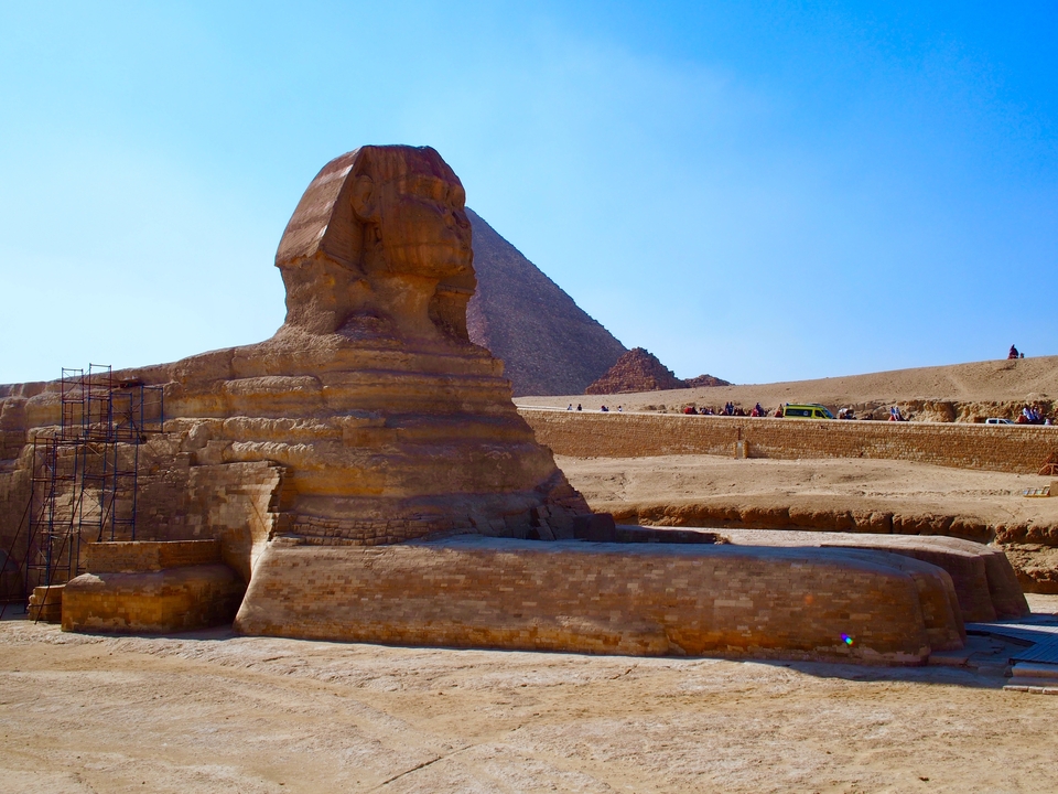 Le Grand Sphinx et une pyramide en arrière-plan.