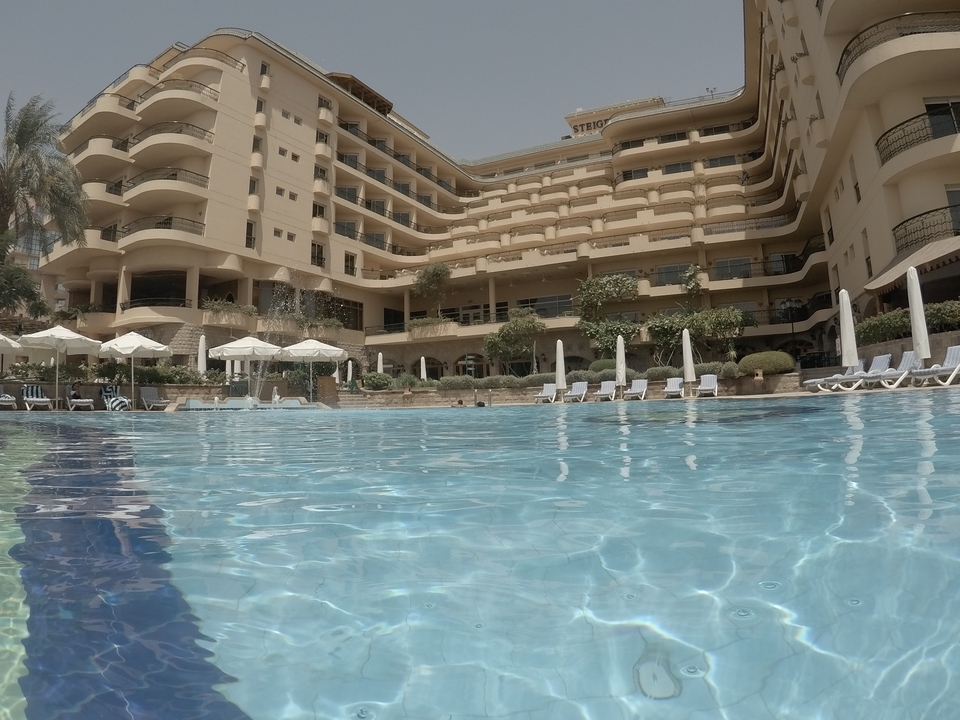 Piscine extérieure dans le bâtiment de l'hôtel.