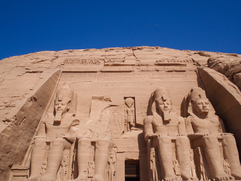 Grandes statues de pharaons à Abou Simbel.