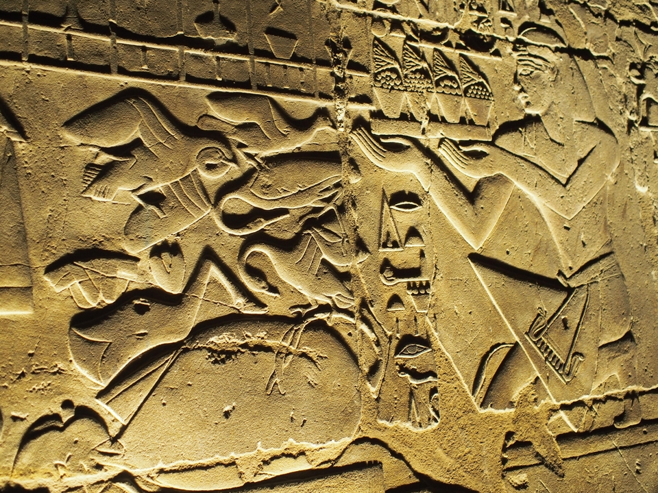 Reliefs et sculptures complexes sur pierre.