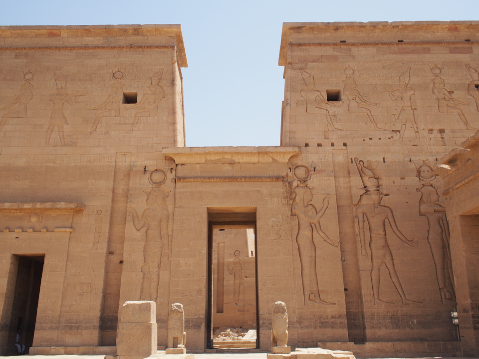 Sculptures détaillées sur le mur d'un temple.