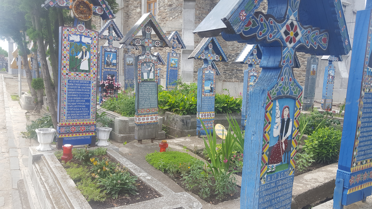 Cimetière coloré avec des pierres tombales artistiquement peintes.