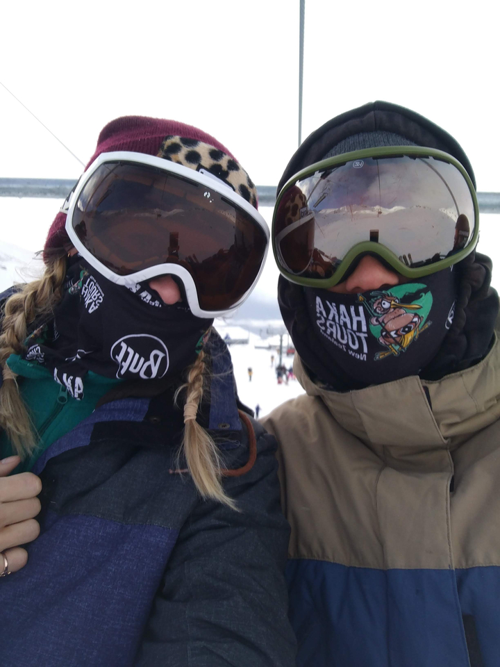 Deux personnes en tenue de ski posant avec des lunettes.