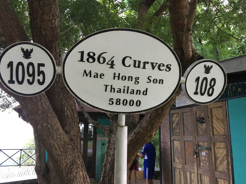 Un panneau indiquant Mae Hong Son avec un grand nombre de courbes.