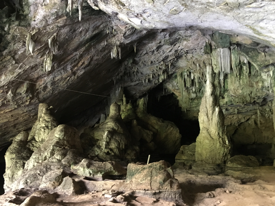 L'intérieur d'une grotte avec des stalactites et des formations rocheuses.